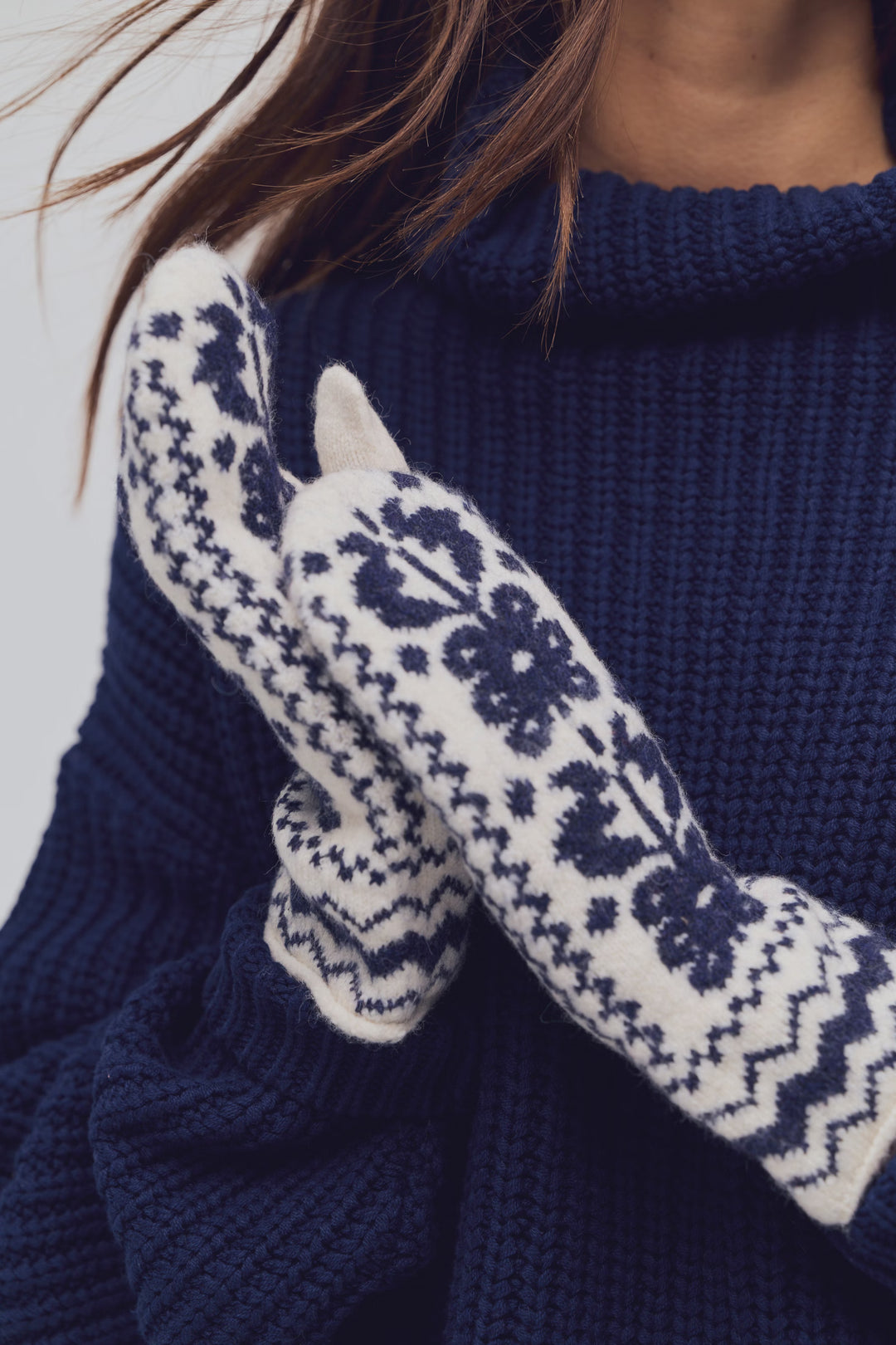 Folk Mitten in Nighttime x Ivory