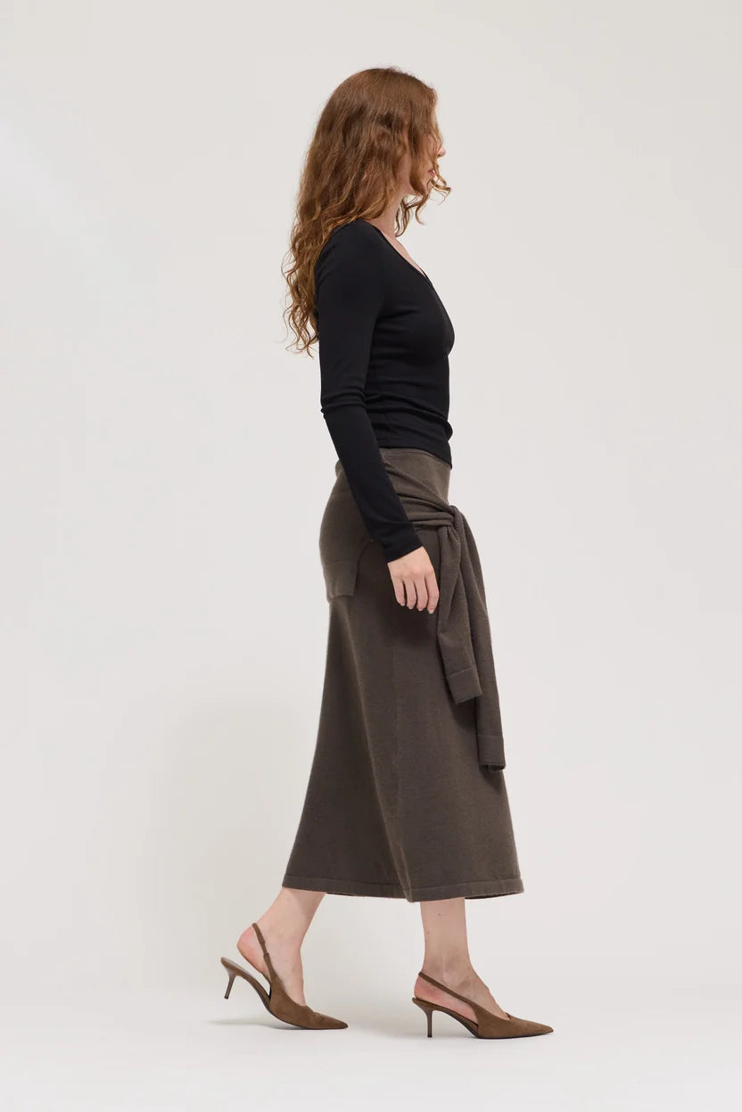 Round V-Neck Long Sleeve Tee in Black