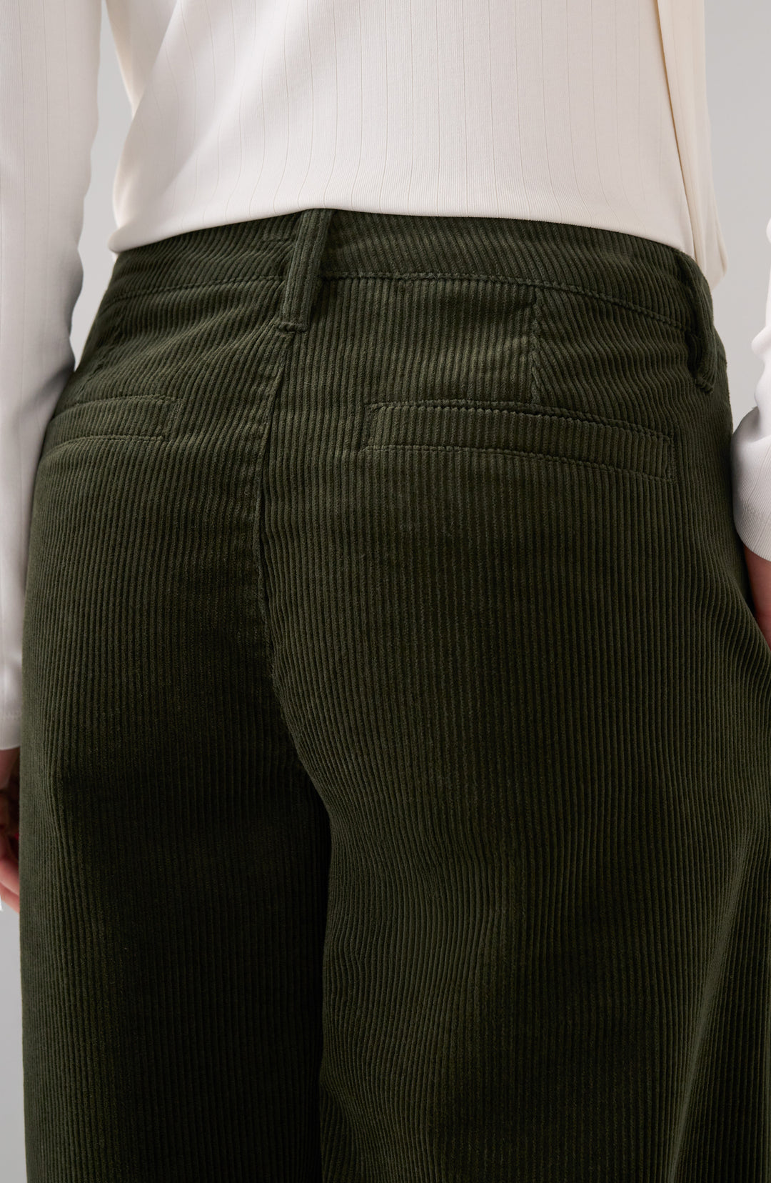mid-rise crop wide leg w/ pintuck -27" ins